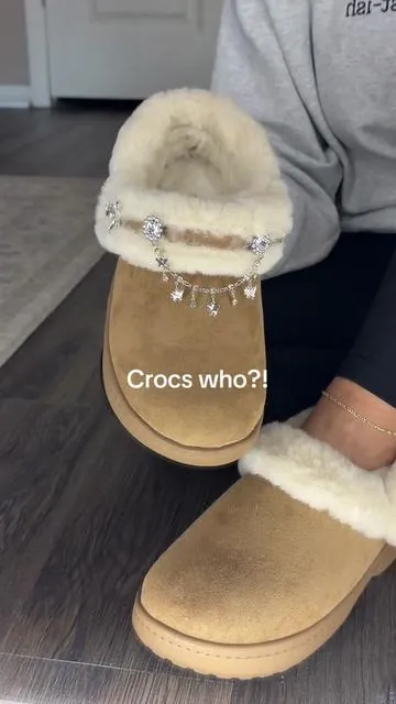 I CANNOT believe these are crocs?! They are seriously the cutest ever! Best thing they came out with. @Crocs #crocs #fuzzycrocs #slipperstyle #tiktokshopblackfriday #tiktokshopcreatorpicks 
