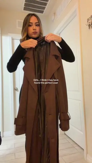 Fell in love with this coat, it’s double lined, so warm and chic! Wearing an XS (5’3-114lbs)#coats #trenchcoat #suedecoat #maxicoat #woolcoat 