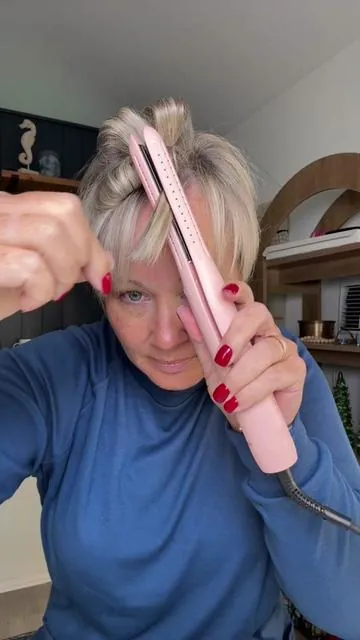 Curling my short hair with the pencil airflow styler from @wavytalkofficial  #tiktokshopblackfriday #tiktokshopcybermonday #curlingshorthair #pencilcurls #airflowstyler 