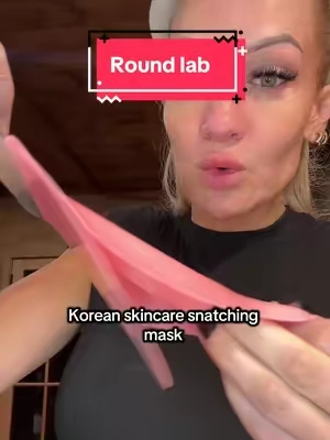 Literally snatches you so fast. That’s wild. #koreanskincare #jowlstreatment #snatchedjawline #kbeauty #roundlab 
