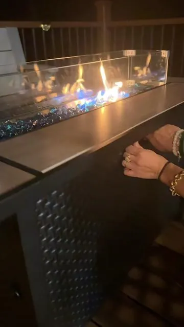 Firepit... Esto no es solo un Firepit... ¡es el alma del patio! Queda lujosa con el cristal y las piedras azules, calienta bastante y le da un ambiente acogedor a cualquier espacio. Ideal para nochecitas con amigos, una cena al aire libre o simplemente para relajarte con estilo. Y sí, ¡también incluye la cubierta impermeable! #firepit #patiodecor #tiktokshopblackfriday #TikTokShopCreatorPicks #tiktokshopcibermonday 