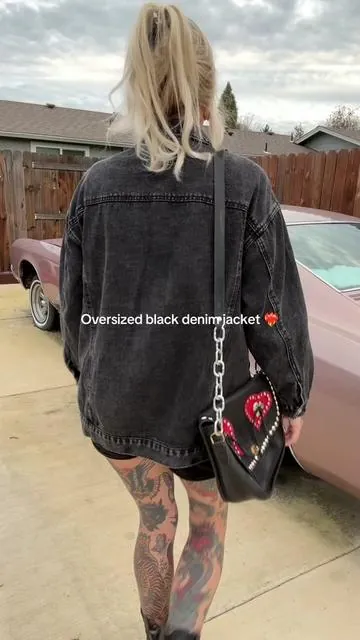 I’m 5’5 wearing a size small ❤️‍🔥

#denimjacket #blackfridaydeals #altoutfit #momsbelike #tiktokshopfinds 