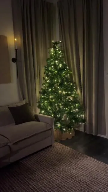 Nothing better than a good twinkle tree✨🎅🏼🎀🔔 And this one isn’t going to break the bank! It’s absolutely stunning and has multiple light settings. #christmastree #twinklechristmastree #christmasdecor #christmashome #christmastreedecorating 