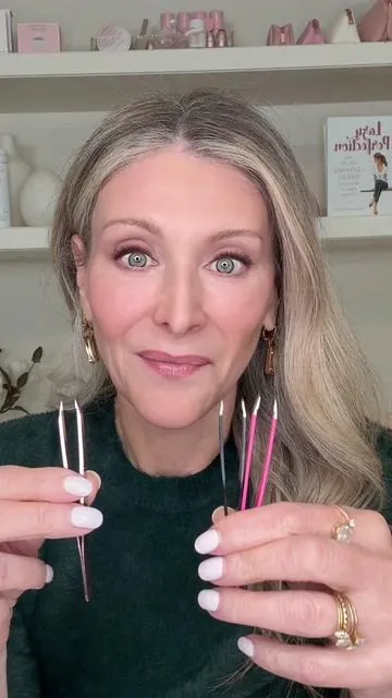 The difference between Jenny Patinkin Big Reveal tweezers and the 2 most popular drugstore brands is obvious. Ours come to a super fine point at the tip that makes getting a clean tweeze so much easier. 😍  #tweezers #eyebrows #eyebrowshaping #browshaping #brows 