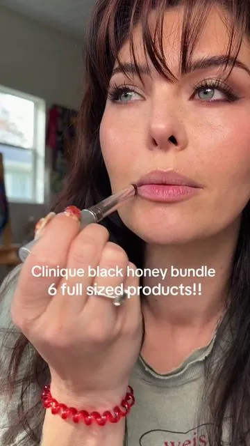 Grab this bundle before it’s gone! @Clinique #cliniqueblackhoney #tiktokshopcybermonday #tiktokshopcreatorpicks #tiktokshopblackfriday #clinique 