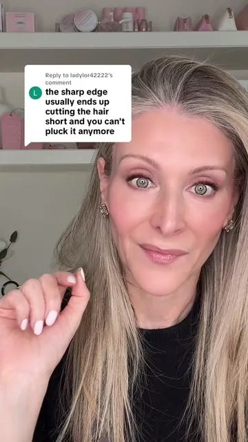 Replying to @ladylor42222 The plates on our teeezers are flat and even have some texture to give you even better grip. 🙂  #tweezers #browshaping #eyebrows #eyebrowshaping #brows 