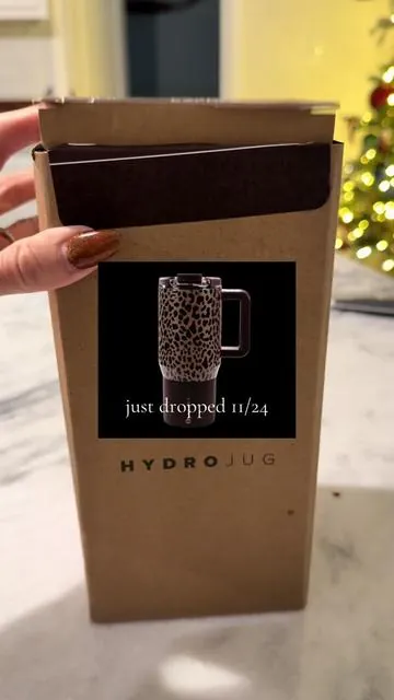 HydroJug’s newly released 20 oz Traveler Coffee Mugs have become my latest obsession! They’re ceramic lined, leakproof, dishwasher safe, and can be used for hot or iced beverages! @HYDROJUG  #hydrojug #hydrojugtumbler  #coffeecup  #coffeetiktok  #tiktokshopblackfriday  