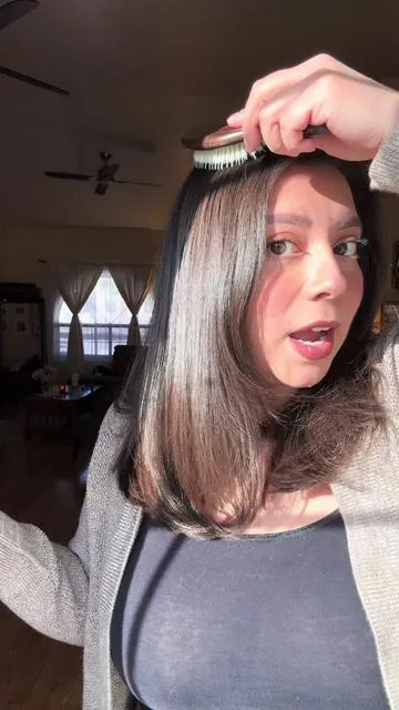 My hair has never looked or felt healthier! I love getting to use my mermaid brush by Bur Bur 💆‍♀️ #burbur #burburmermaidbrush #mermaidbrush #boarbristlebrush #healthyhairtips 