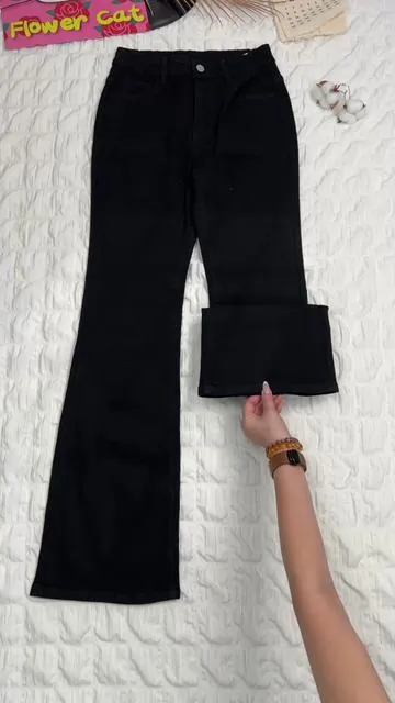 Finally found a pair that fits my waist and my thighs🥹🫶🏼 I’ve worn these like three days in a row. #flarejeans #jeans #tiktokshopblackfriday  #tiktokshopholidayhaul #TikTokShopCreatorPicks 