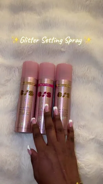 I’m so obsessed with this glitter 🤩 #makeupaccessories #glitter #glittersettingspray #onesizebeauty #settingspray 