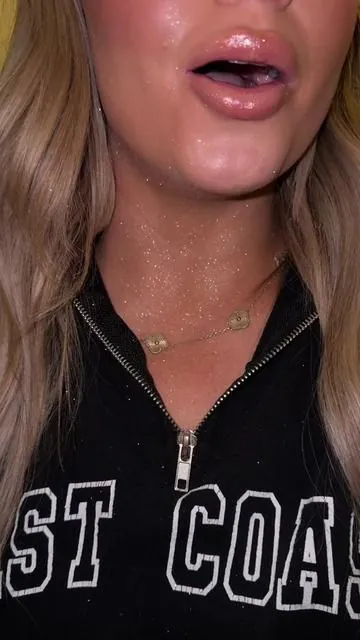 Yea I am SATTTTTT #onesizesettingspray #settingspray #glitterspray #holidaymakeup #tiktokmademebuylt 