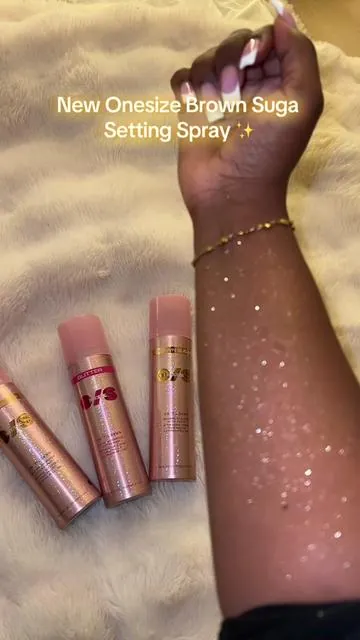 This glitter spray is everything ✨ #glitter #girlythings #tiktokshopholidayhaul #makeuprecomendation #accessories 
