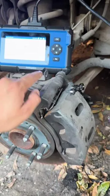 Do ABS Bleeding, throttle calibration, TPMS reset, EPB release, and much more with the AD600S from TOPDON #holidayhaul #topdon #abssystem #brakes #throttlebody 