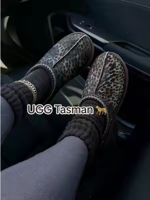 These UGG Tasman with the fur > 🐆 I love the texture on these uggs, this animal / leopard print is everything. These ugg slippers are so warm and comfy <3 #ugg #uggtasman #uggs #leopardprint #uggslippers 