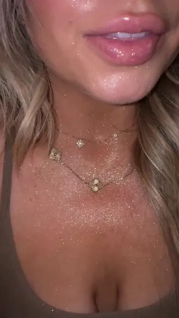 Don't worry I bought my 3 bottles I think I'm good till the next color comes out 😂😂😂 #onesizesettingspray #settingspray #glitterspray #holidaymakeup #tiktokmademebuylt 