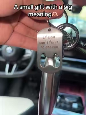 I love this gift because it’s simple but meaningful. It says exactly what I feel: “Recuerda papá que te amo.” Something he can carry with him and see every day! #giftsfordad #christmas #christmasgiftideas #llaveros #keychain 
