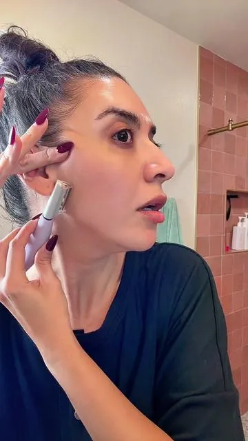 The easiest way to get rid of the peach fuzz and dead skin #tiktokshopholidayhaul #michaeltodd #dermaplaning #exfoliate #glassskin 