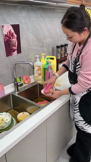 Hay otro pequeño agujero al lado del fregadero donde puedes instalar un dispensador de jabón, para que el líquido lavavajillas no ocupe espacio en la parte inferior del armario.#TikTokShop #fyp #tiktok #foryou 