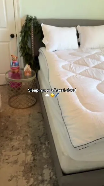 The mattress on this bed is so uncomfortable but the pillow top mattress topper makes it SO good and fluffy ✨😍 Mattress Topper Thick Pillow Top Pad #mattresstopper #thickpillow #tiktokshop #tiktokshopfinds #bedloremattressprotector 