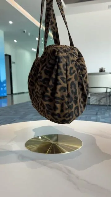 Stylish & Spacious: Denim Leopard Print Luggage Bag for Urban Life! 👜💥 #LeopardPrintBag #DenimLuggage #UrbanStyle #ToteBag #versatilebag 