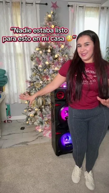 Este speaker karaoke con Bluetooth trae micrófono y luces que se mueven. Lo usamos en casa para cantar, poner música y pasarla bien en familia. Se conecta rápido al teléfono y suena súper bien. Está en mi carrito naranja con envío rápido. #SpeakerKaraoke #KaraokeEnCasa #FiestaFamiliar #NewYearNewMe #tiktokshopholidayhaul 