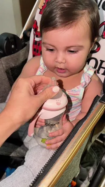 Si buscas un biberón cómodo para tu bebé de 6 meses en adelante, este de @Oberni Shop está súper completo Tiene popote con peso, así que el bebé puede tomar aunque el biberón esté inclinado #biberon #mom #momlife #mamastiktok #parati