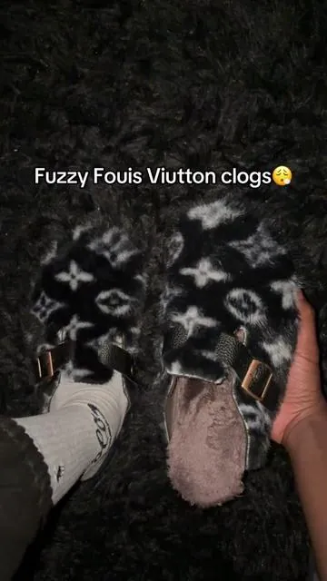 #streetwear #fuzzyslippers #clogs #fuzzy 
