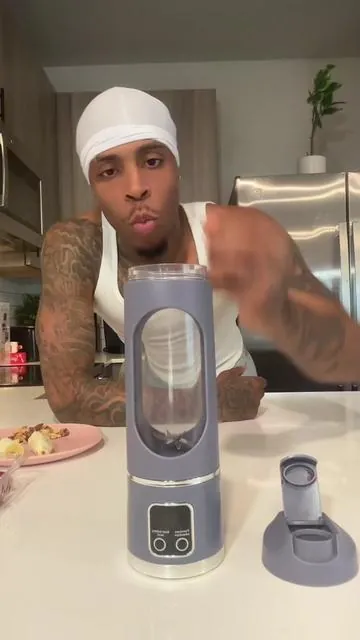 This is perfect for morning smoothies, post workout shakes or night time treats 🍌🍓 #blender #kitchenhacks #portableblenderbottle #healthylifestyle #tiktokshopcreatorpicks