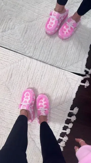 New Pink Wendy Heart Slippers 💗💓💘  #heydude #heydudeshoes #slippers #heydudes #tiktokshopcreatorpicks 