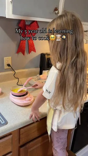 Now she wants to cook all her own meals, I’m one proud mama🤭🩷✨ #cookingwithkids #kidscooking #kidscookingset #fyp #littlechef 
