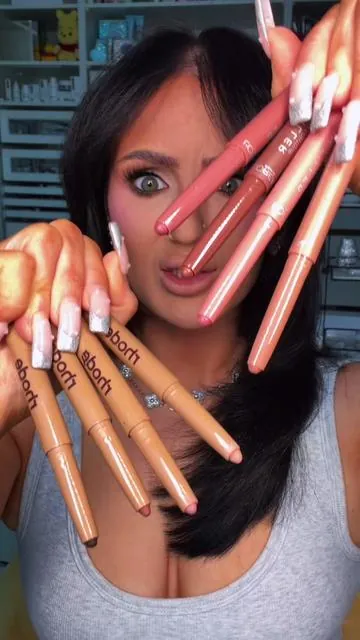We love an affordable alternative… 😉👀 #makeup #beauty #affordablemakeup #dupe #lipcontour 