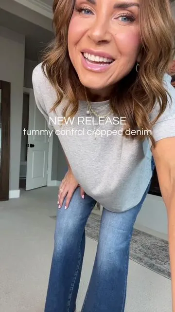 Risen denim truly holds you in, in all the right areas. Plus they always have the best cuts of denim that flatter the shape too. #risenjeans #croppedjeans #widelegjeans #tummycontroljeans 
