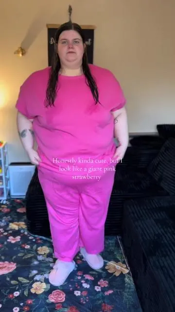 I freaking look like a big pink strawberry😂 #plussizefashion #plussize #2pieceset #plussizeoutfits #strawberry 