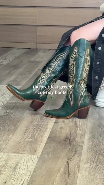 CURRENTLY ON SALE! The prettiest green cowboy boots I've ever seen! Fits true to size. FREE SHIPPING. *gifted sample* #cowboyboots #cowgirlboots #cowgirlfashion #cowboybootsoutfit #womensboots 