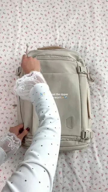 Who else hates stuck zippers? Not here🥰🙌#bagsmart #backpack #travelbackpack #traveltips #backpacking 