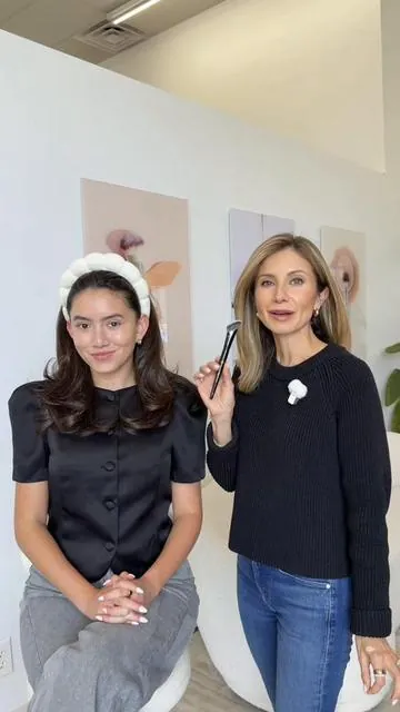 Pro MUA class is in session & @Lisajmakeup’s showing us how to use the N19 brush 🪄 The N19 for — cream/liquid concealer, baking + setting under the eyes with powder — #bkbeauty #makeupbrushes #makeuptips #concealerbrush #powderpuff 
