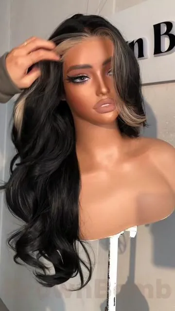 This black hair hits different 🦨 🦨 🦨 Blonde stripes give it soul Easy chic but edgy Black hair upgraded #skunk #skunkhair #y2k #coolgirl #streetwear 