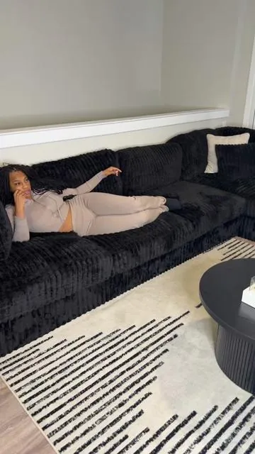 Soo comfy and spacious !!
#fyp #viral #tiktokshopcreatorpicks #bonelesscouch #couchunboxing 