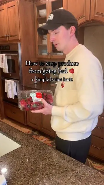 Waste way less food & keep that produce fresh for WEEKS! 🫐 🍓 #freshproduce #freshfruit #fridgeorganization #foodstorage #producestorage 