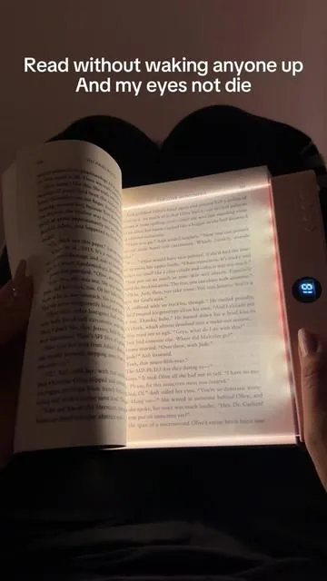 So quiet, no one notices .#booklover #bookacessories #nightreading #booklight #tiktokmademebuylt  This light is actually genius — it lights up the whole page without blinding your eyeballs 😭 super slim, dimmable, and has different color temps (aka cozy mode unlocked). love that it’s rechargeable + has a timer, so I can fall asleep mid-chapter without guilt. perfect gift for book girlies, night readers, or anyone in their “just one more page” era 🌙🛌