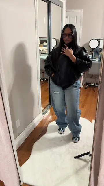 This jacket makes the outfit 🖤🤩 #winteroutfit #outfitideas #outfitinspo #fashiontiktok #fashion 