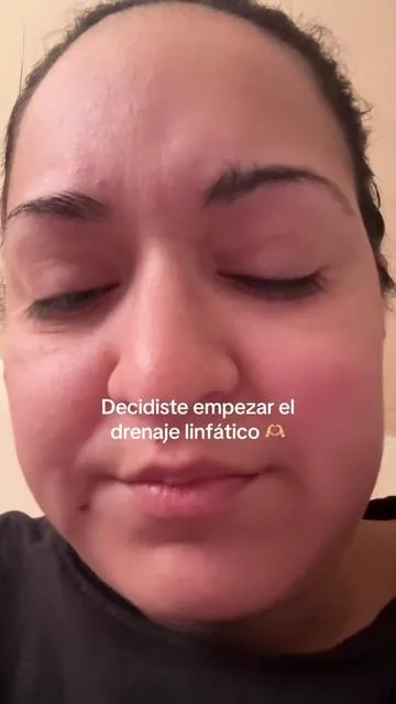 El sistema linfático participa en el equilibrio de líquidos y la eliminación de residuos del cuerpo.
A diferencia de otros sistemas, funciona gracias al movimiento y ciertos apoyos.
El drenaje linfático acompaña ese funcionamiento natural.
Estas gotas se integran a una rutina diaria, no actúan por sí solas.
Yo las tomo por la mañana con agua, después de comer.
Si estás lactando, es mejor consultar con tu médico.
Las empecé a tomar sin muchas expectativas #lymphaticdrainage 