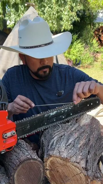 Sácale filo a la cadena de tu motosierra con esta herramienta inalámbrica fácil y rápido. #rotarytool #chainsaw #sharpener #woodworking #woodcraft 