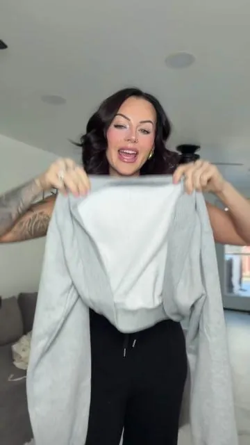 OK, I love these shoulder shrugs 🙌🏼😍 so convenient!!

##shouldershrug##casualsweater##fashionfinds##tiktokshopcreatorpicks##shrugs