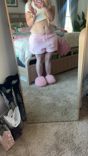 This new pink camo is everything #apronbelly #curvyfashionblogger #comfrtcamo #tiktokshopcreatorpicks 