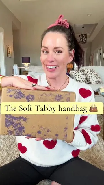 What do we think?!  Raise your hand if you love pockets on your handbags.  🤚 Soft, vegan leather, matte silver hardware, and a beautiful brown interior. #softtabby #inspiredby #luxuryforless #handbags #unboxing @CEFIRO BAGGIE BAG 