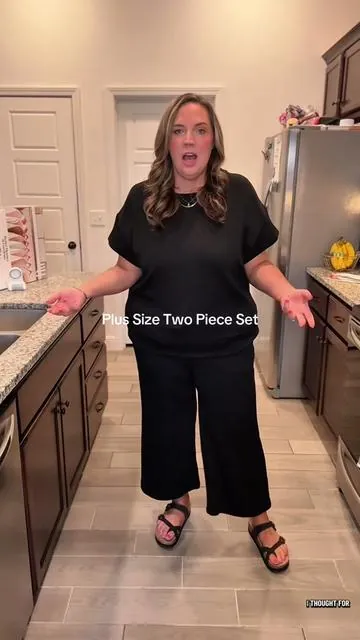 Plus size ladies! You need this two piece sweatsuit!! So comfortable and chic feeling! #plussizeoutfits #plussizefashion #springoutfit #summeroutfits #sweatsuit @Eytino 