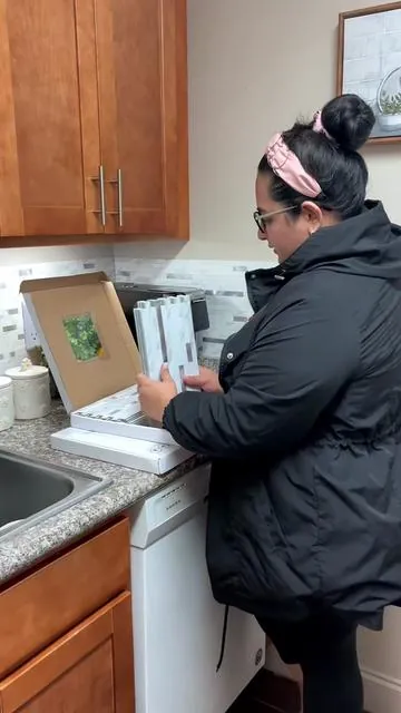No necesita mucho dinero para darle un gran cambio a su cocina con estos azulejos @STICKGOO #azulejos #kitchendesign #stickgoobacksplash #tiktokshopcreatorpicks #tiktokshopstockup 