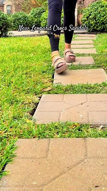 Low profile, high comfort ☁️ The Crocs Brooklyn Low Low Sandal gives you that clean, minimal look with lightweight cushioning you can wear all day. Easy to dress up, effortless to keep casual — basically your new everyday go-to. @Crocs  #crocs #crocslowlow #crocslowlowsandals #crocsbrooklyn #tiktokshopcreatorpicks 