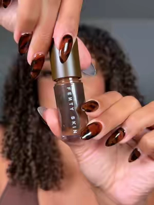 🍫 Fenty Lip Treatz Lip Oil in CACAO IS BACK! and they put her in a bundle with the cool-toned brown gloss bomb in ‘Rose Amber’ 🤎 @Fenty Beauty @Fenty Skin #fentybeauty #fentynewarrivals #glossbomb #lipoil #tiktokshopcreatorpicks 